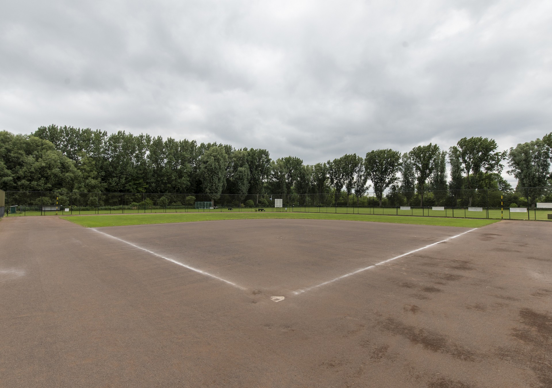 Honkbalveld met verlichting